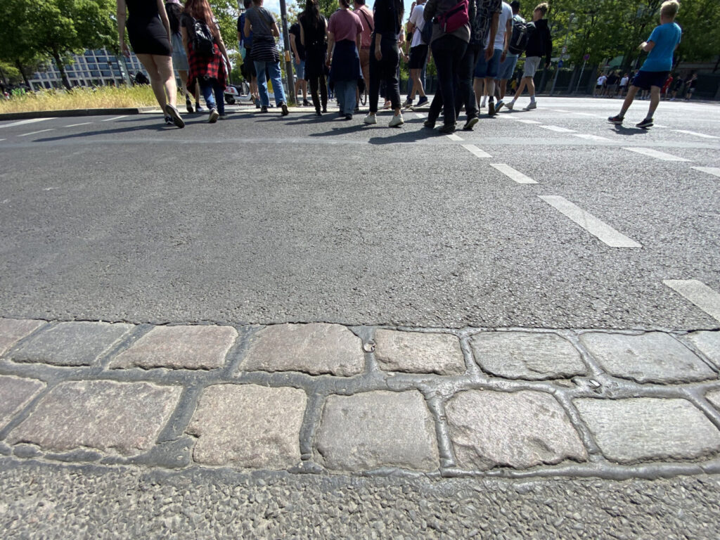 Curiosidades de Berlín - Los adoquines marcan por donde pasaba el Muro de Berlín
