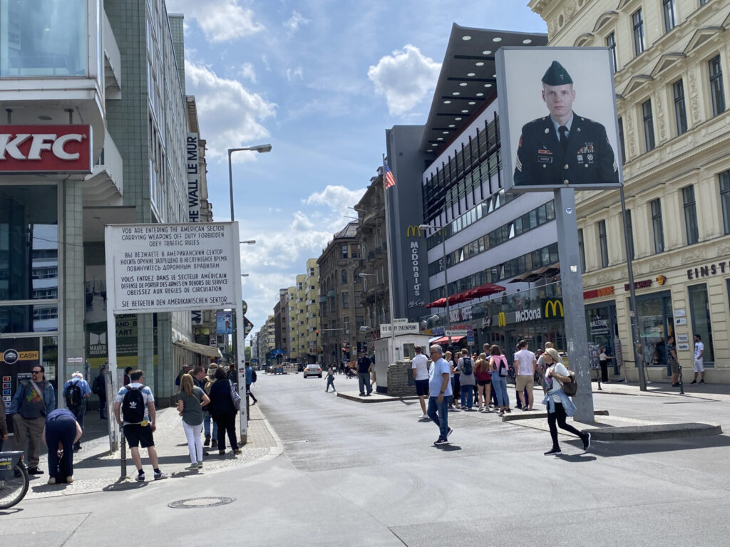 Checkpoint Charlie - lugares para visitar en Berlín