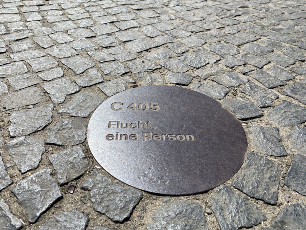 Curiosidades de Berlín - Las marcas en el piso que indican donde había túneles o fugas