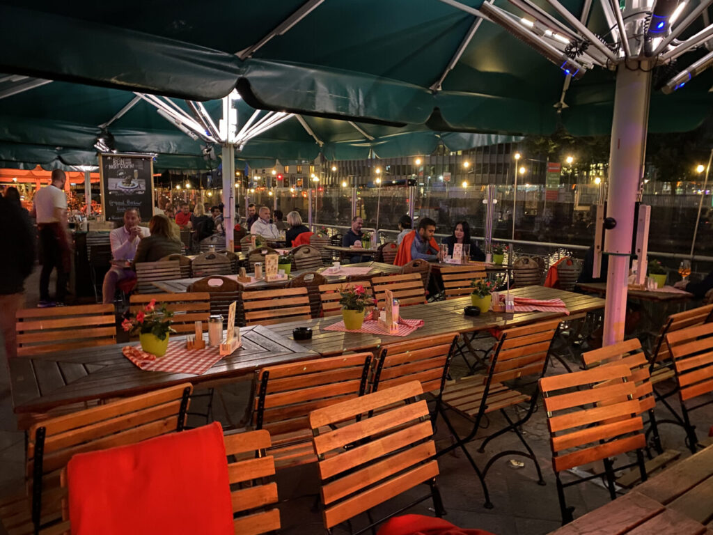 Zona de restaurantes junto al Río Spree - Donde comer en Berlín