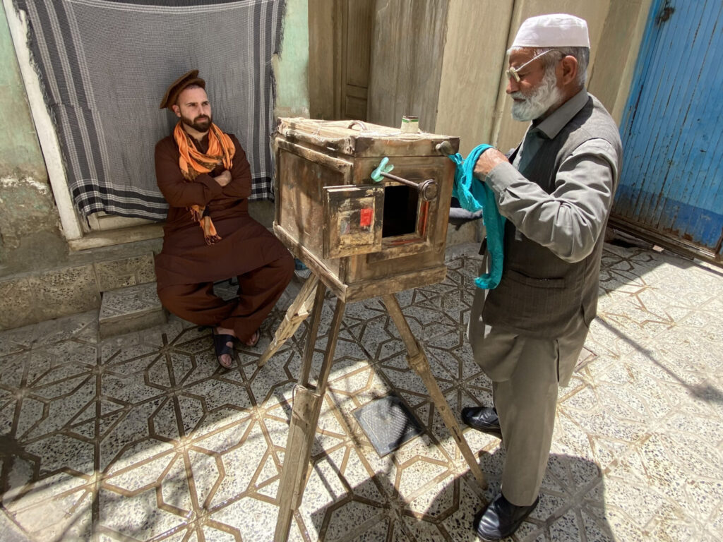 El fotógrafo con la cámara de cajón de Afganistán