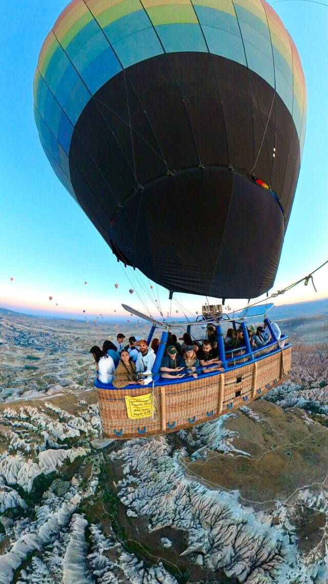 Volar en Globo Aerostático en Capadoccia, Turquía 🇹🇷. Una experiencia que hay que hacer alguna vez en la vida.
.
- Mañana les muestro el minuto a minuto de lo que es esto 🫶😍!!
.
Compartile esto a tu amigo viajero 🧳!!!
#travel #turkey #türkiye #balloons #capadócia #cappadoci̇a #goreme #airballons #visitturkey