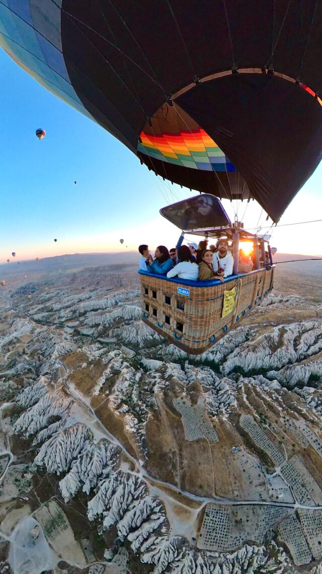 ¿Como es el minuto a minuto de volar en Globo Aerostático en el mejor lugar del mundo para hacerlo; Capadoccia-Turquía 🇹🇷?
.
#turkey #türkiye #capadocia #hotairballoons #hotairballoonbouquet #hotairballoonfestival #travelgram #travelling #travels